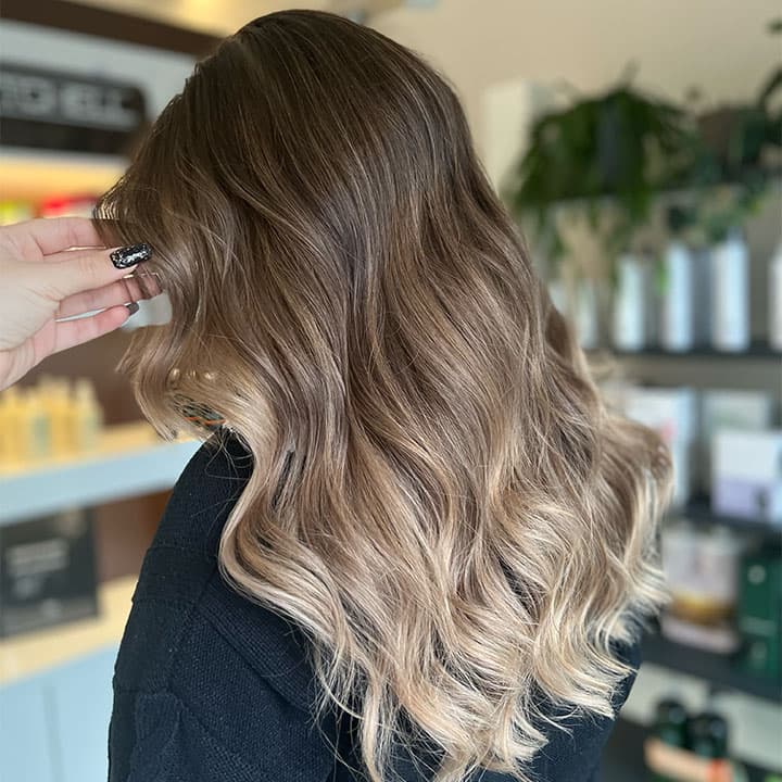 Frau mit natürlichem Airtouch Balayage verlauf von braun auf blond