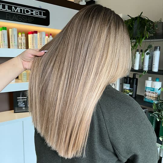 Glatte Haare mit blondem Airtouch Verlauf