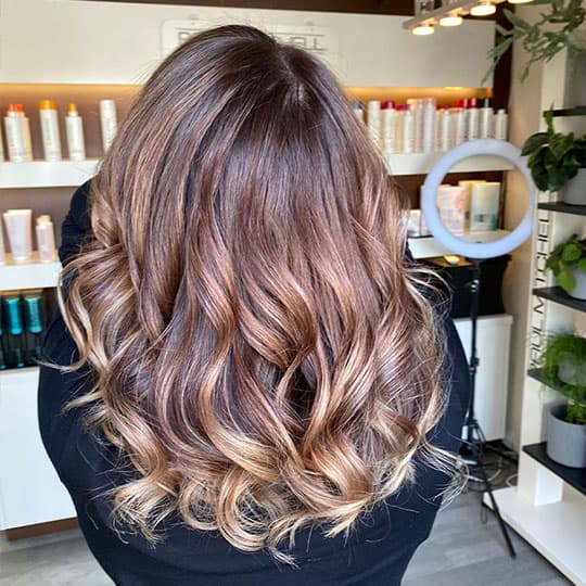 Braune Haare mit natürlichen Highlights