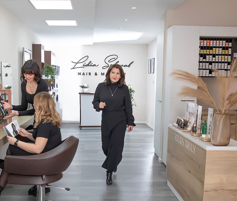 Friseur im Paul Mitchell Flagship Salon lidiaschwab