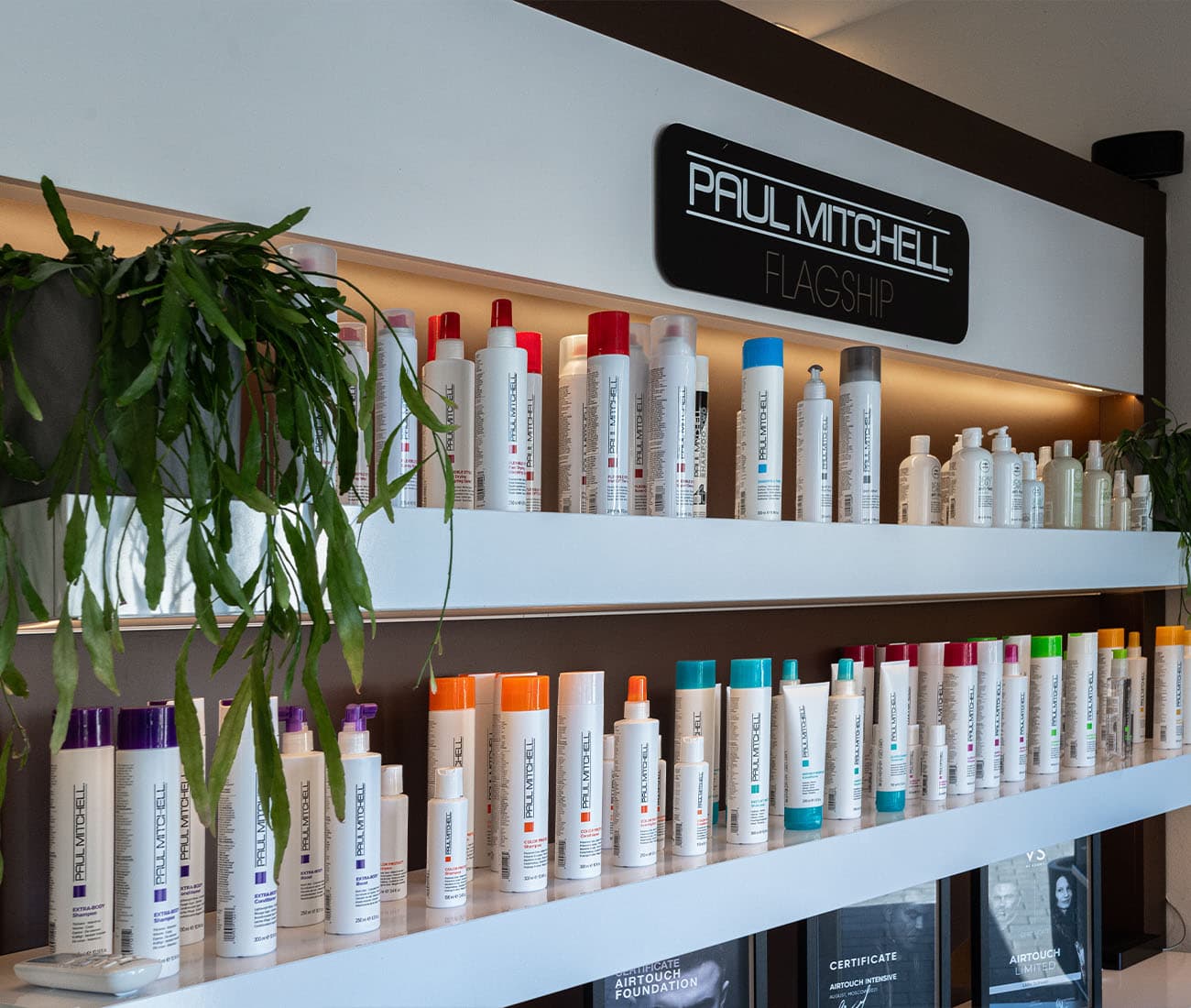 Produktregal in Salon-Boutique mit Paul Mitchell Produkten